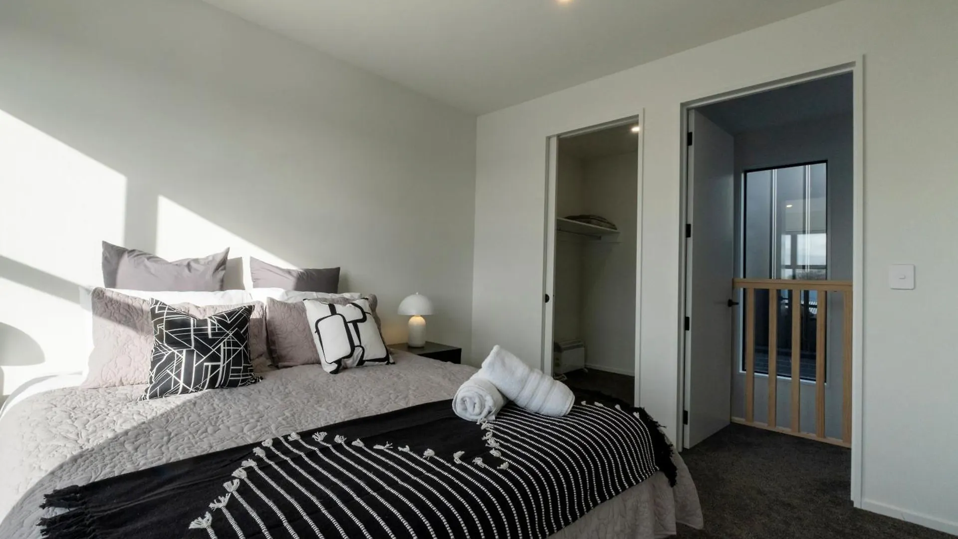 Luxury 2 Bed Townhome In Cbd كريستتشيرش 0*,