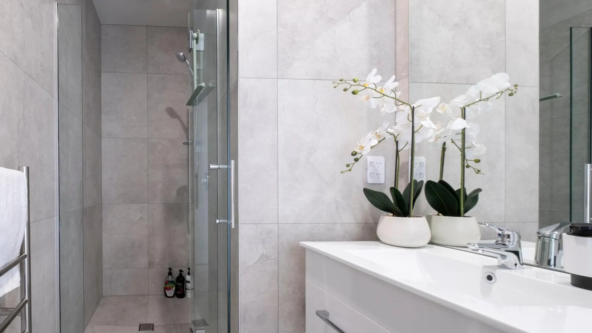 Luxury 2 Bed Townhome In Cbd كريستتشيرش 0*,